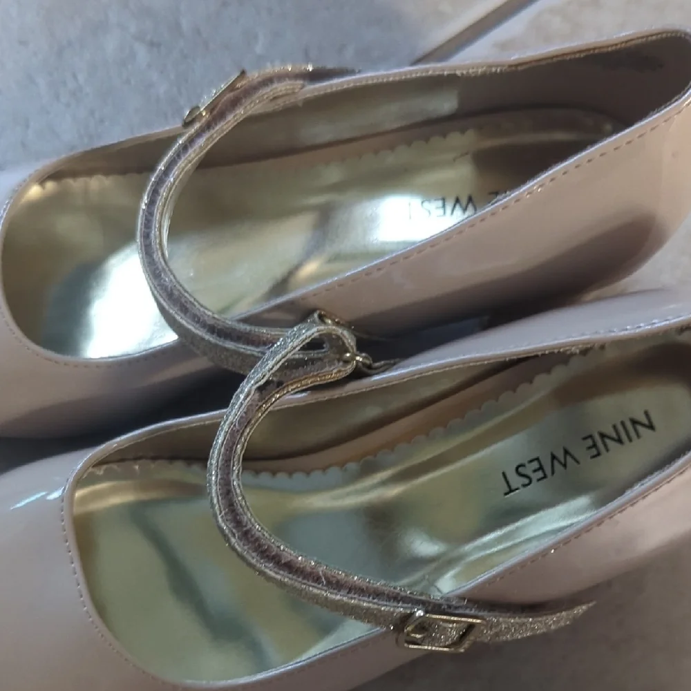Nine West Cream and Gold Mary Jane Dress Shoes Girls Size 4
